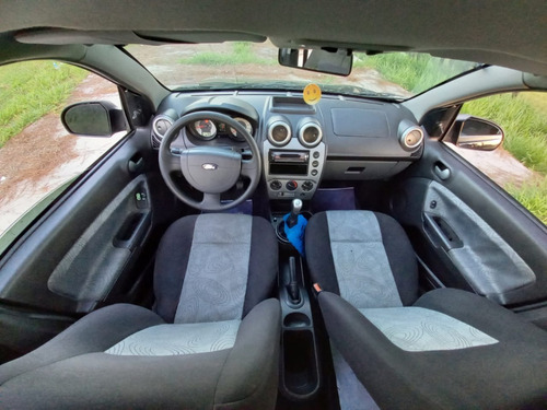 Imagem 10 de 13 de Ford Fiesta Sedan 1.6 Completo