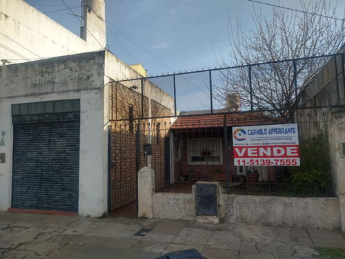 Casa Con Local Comercial Ubicada En San Justo, 3 Dormitorios, 2 Baños, Patio Y Más.