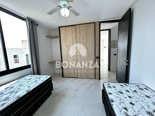 Punta Colorada - Piriápolis. Casa En Venta Con Piscina, 50 Metros De La Playa.