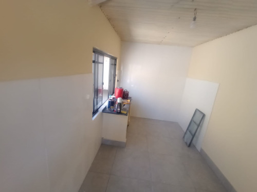 Casa Com Sala, Coz, Wc, 1 Quarto, Garagem E Quintal