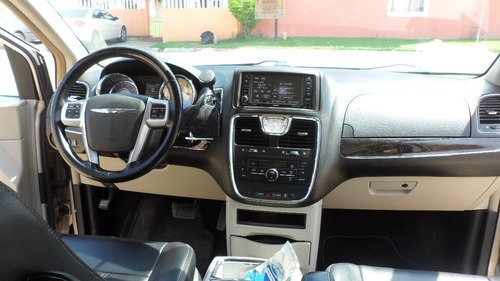 Imagen 11 de 15 de Chrysler Town & Country 3.6 Touring Mt
