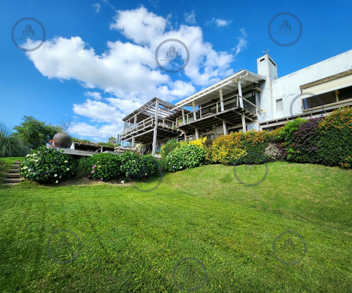 Excelente Casa En El Lomo De La Ballena Con Vista Al Mar, 4 Dormitorios Y Piscina