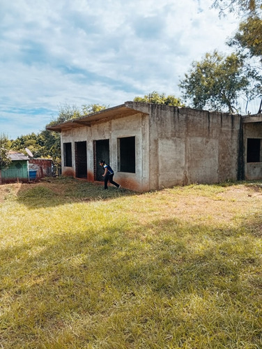 Se Vende Esta Hermosa Losa El Terreno Tiene 25 Por 40