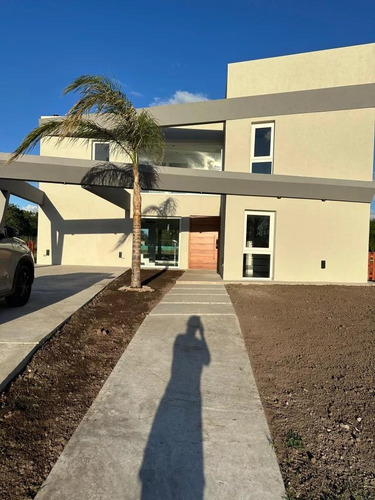 Casa En Venta - 4 Dormitorios 4 Baños - 800mts2 - Canning