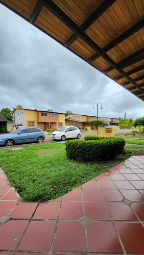 Se Vende Townhouse En Chalets De La Laguna, Tipuro