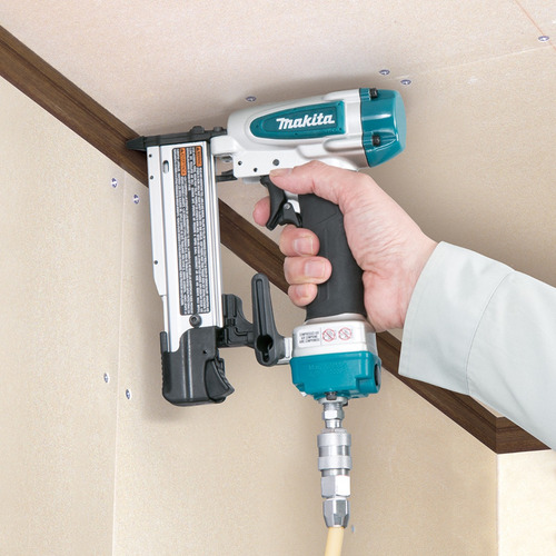 Clavadora Neumatica 1 3/8 (23ga) Makita Af353