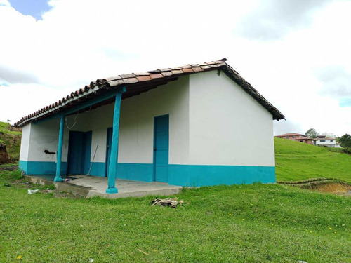 Linda Casa Finca Campesina En Venta Con Linda En Parcelación - Quirama