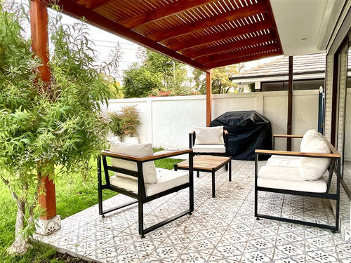 Casa En Venta De 4 Dorm. Remodelada En Las Condes