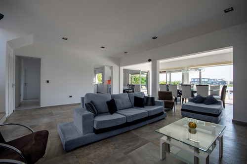 Casa En Venta A Laguna | El Canton Barrio Islas - Escobar