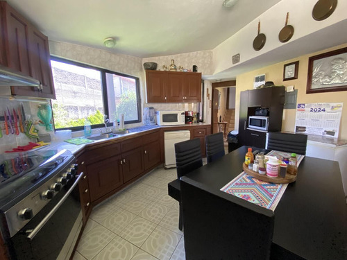 Casa En Venta En Tlalpan, Amplia,iluminada Y Con Jardín