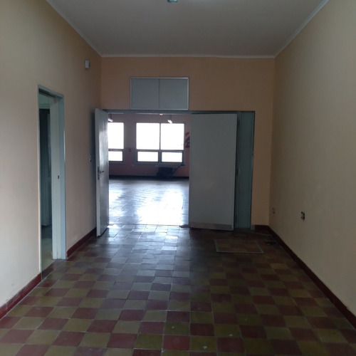 Imagen 2 de 18 de Local Amplio Con Oficina Con Baño Y Dos Vestuarios Con Baños Fondo Libre Con Parrilla.