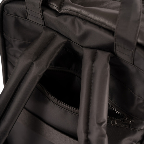 Mochila Olimpia Puffer Merope Color Negro engomado Diseño de la tela Rayas