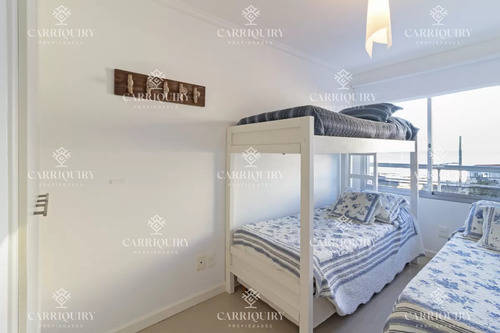 Punta Del Este, Península, Departamento De 2 Dormitorios Con Piscina, Terraza Y Cochera.