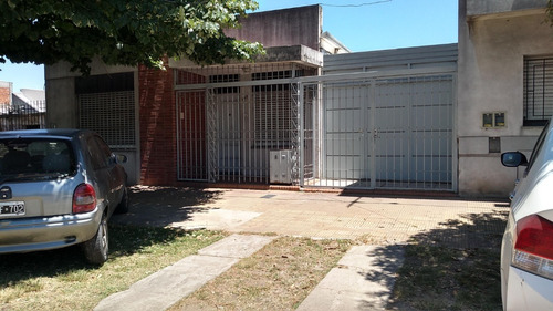 Casa En Venta Tolosa, La Plata. Lote De 10 X 40 Mts, Dos Dormitorios, Gge Pasante, Fondo. Próxima A Autopista Lp - Bs. As. 