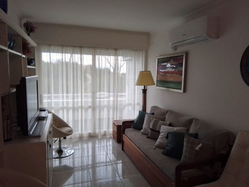 Imagen 23 de 29 de Apartamento En Parada 10 Playa Mansa Frente Al Mar, Super Equipado, Y Las Mejores Comodidades.