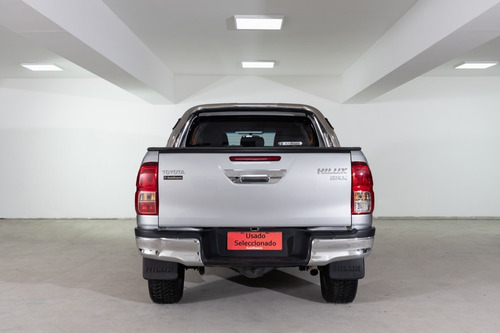 Imagen 5 de 15 de Toyota Hilux 4x4 Srx At