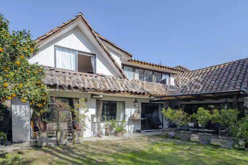 Casa Con Amplio Jardín En La Dehesa Central