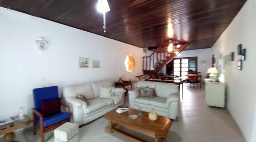 Casa A 200 Mts Da Praia. Lugar Muito Tranquilo Seguro Em Bairro Nobre. Casa Isolada. Estrutura Do Telhado Reformada - Madeiramento Com Manta. Parte Elétrica Revisada E Fiação Novos