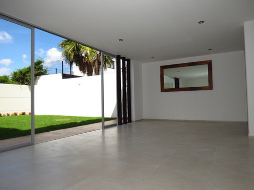 Imagen 3 de 14 de El Refugio - Casa En Calle Abierta, Con Amplio Jardín. Venta