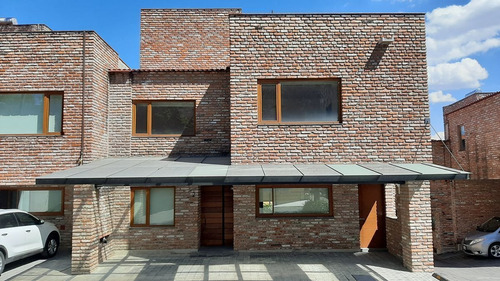 Imagen 1 de 30 de Hermosa Casa Con Jardin Y Roof En Paseo De Las Lomas!