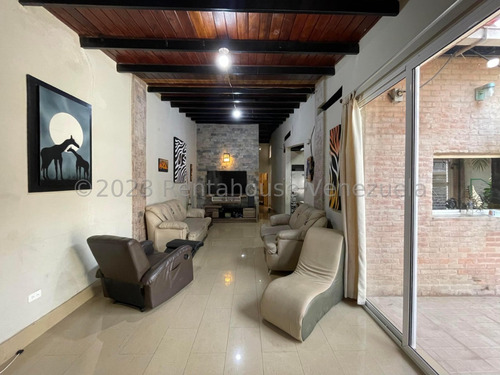 Comoda Casa En Venta Urb La Fontana Av Aragua Seguridad Privada Revestida En Porcelanato Excelente Precio Estef 24-15104