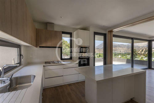Casa En Venta De 5 Dorm. En Lo Barnechea