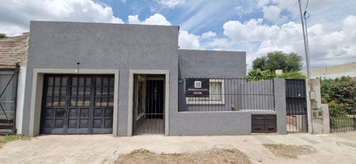 Casa Con Departamento En Venta En Barrio Sarmiento
