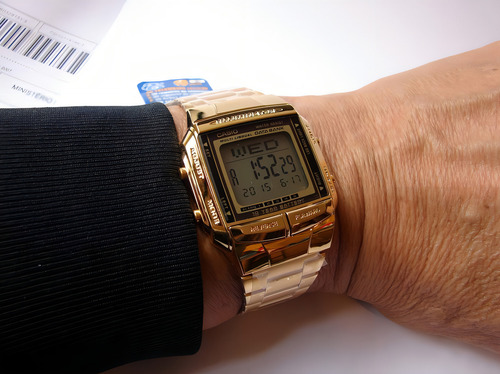 Reloj retro dorado Casio DB-360g-9 Data Bank, bisel negro