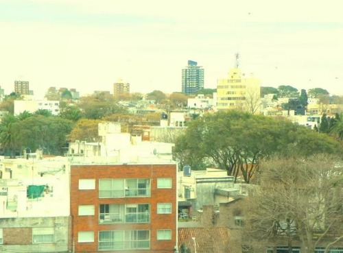 Rambla Rep. De Chile  Y 9 De Junio  Malvin, Luminoso.  Living Comedor Con  Terraza  2 Dorm.1 Baño Cocina Con Terraza Lavadero Cerrada. Contrafrente. Tiene Prestamo Incluido.living Comedor Con Terraza.