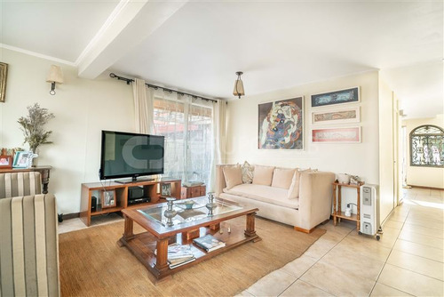 Casa En Venta De 5 Dorm. En Macul