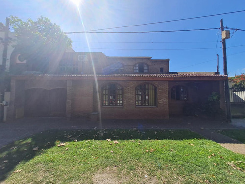 Casa En  Venta En Gonnet - Dacal Bienes Raíces