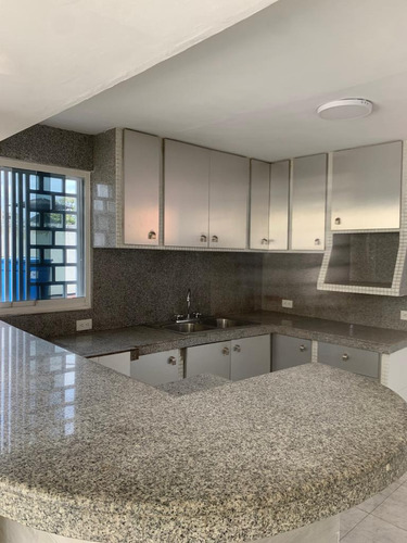 Casa Residencial - Comercial En Alquiler 400 M2 - Urb. El Rosal