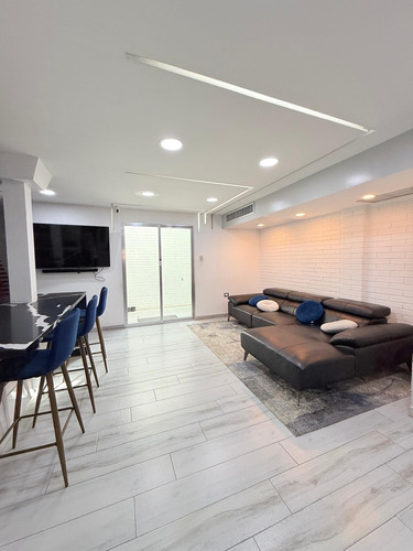 Lujoso Town House/ C.r Costanera Village, Nueva Barcelona