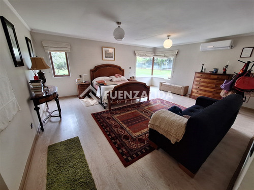 Casa En Venta De 4 Dorm. En Peñaflor