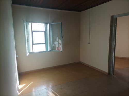 Casa En Dos Plantas Con Parrillero Y Salon Comercial , Acepta Banco , Planos .