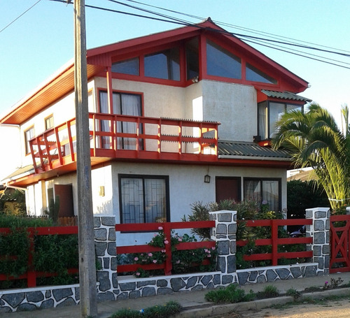 Imagen 1 de 3 de Casa Grande Con Quincho Y Piscina Cercana A La Playa.