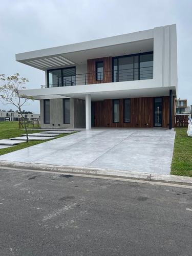 Moderna Casa En Venta - A Estrenar - 4 Dorm - El Yacht