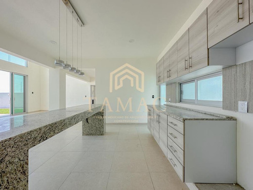 Casa En Venta En Tequesquitengo, Jojutla, Morelos