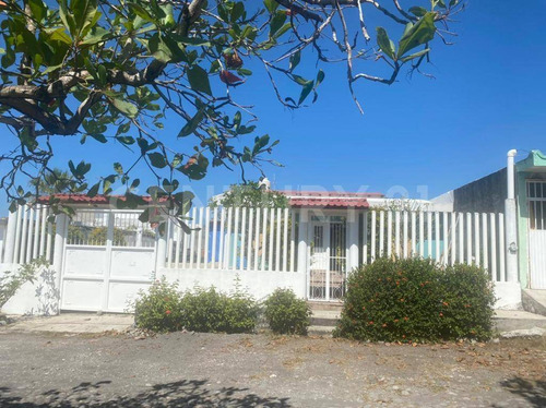 Casa En Venta Ubicada En Cuyutlán, Colima, Jal.