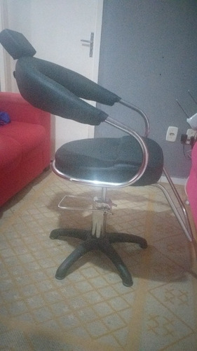 Imagem 2 de 5 de Cadeira Para Salão De Cabelereiro E Barbearia , 1 Mês De Uso