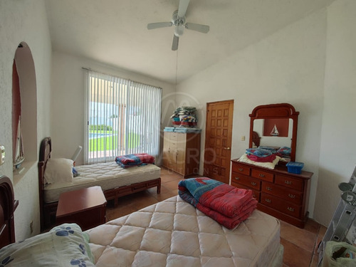 Casa En Venta En Fracc. Brisas De Cuautla De Un Nivel Con Alberca.