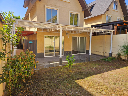 Vendo Casa De 3 Pisos En Condominio. Peñalolén