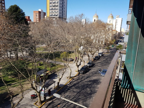 Departamento 3 Ambientes En Muy Buen Estado Frente A La Plaza De La Catedral De Quilmes