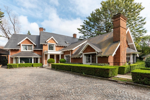 Magnifica Residencia En Las Lomas De San Isidro Jockey Sobre 2700 M2 De Terreno.