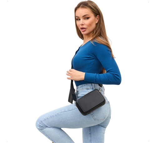 Bandolera Porta Celular Mujer Morral Rígido Mini Bolso Acabado De Los Herrajes Plateados Color Negro Diseño De La Tela Liso