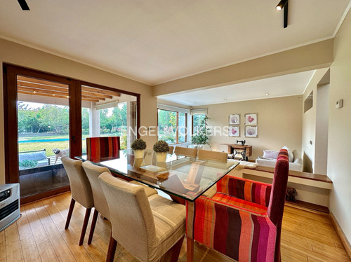 Casa En Parcela Con Gran Jardín No Perimetral