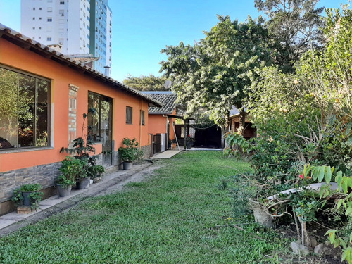 Oportunidade Temporária - Casa + 2 Aptos(310 M²) E Terreno 25 X 25 No Coração De Tramandaí-rs!!! --- Uso Residencial E/ou Comercial. São 6 Quartos (2 Suítes), 5 Banheiros