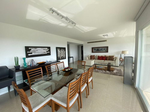 Imagen 8 de 28 de Venta - Apartamento 2 Dormitorios + Servicio Completo, Parada 18 De La Mansa, Punta Del Este.
