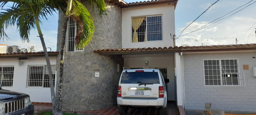 Hermosa Quinta En Venta En Cabudare Urb. Privada (mact)