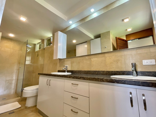 Casa Remodelada De Una Sola Planta Alto Hatillo 2250 M2 Terreno Y 600 M2 Construcción